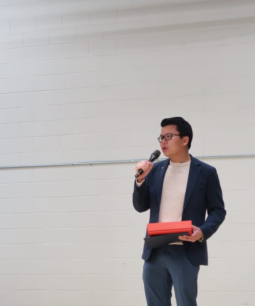 国会议员Vincent Ho为社区带来月饼共庆佳节