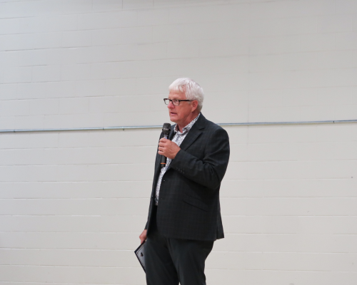 列治文山市长David West发表致辞