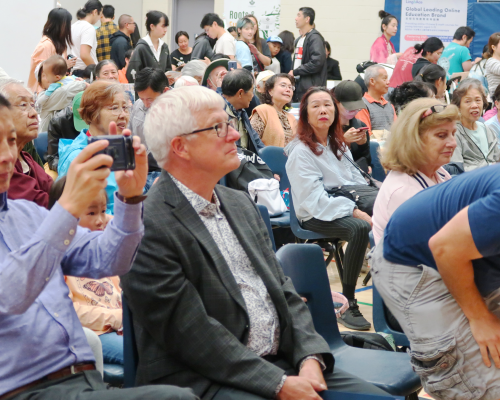 列治文山市长David West观看演出