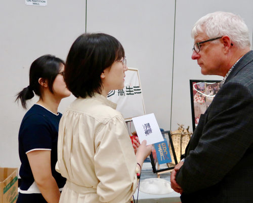 列治文山市长David West与摊位互动